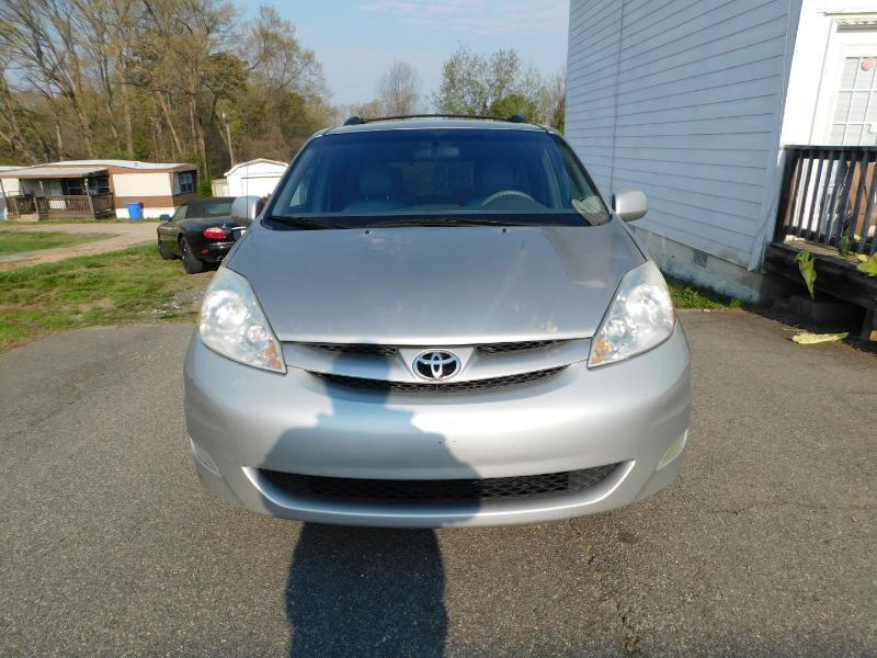 Toyota Sienna XLE FWD 2009