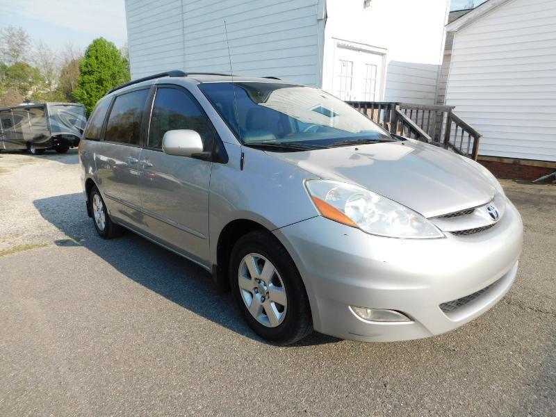 Toyota Sienna XLE FWD 2009