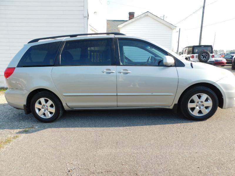 Toyota Sienna XLE FWD 2009