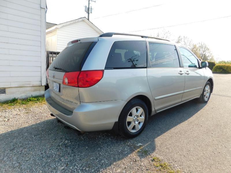 Toyota Sienna XLE FWD 2009