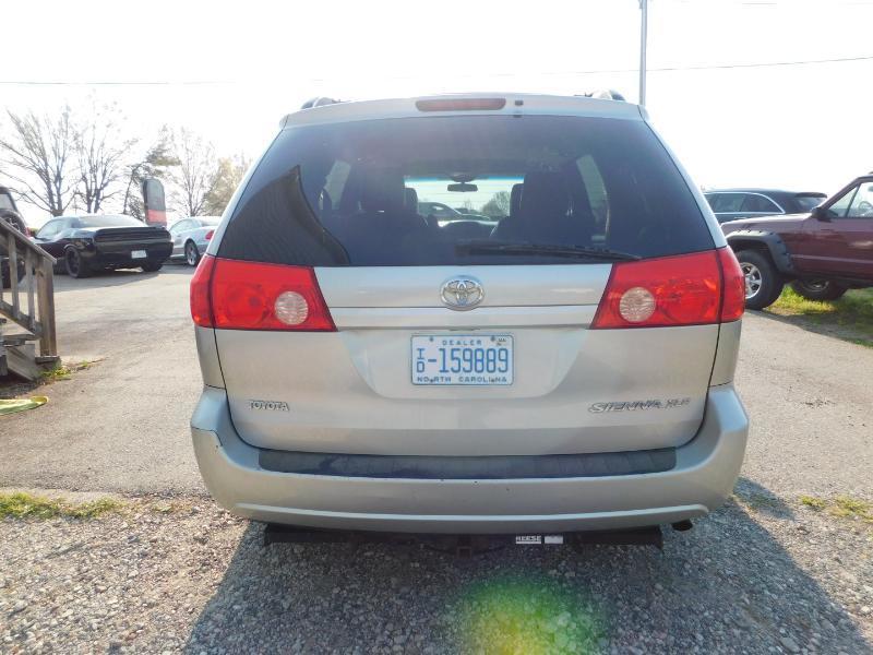 Toyota Sienna XLE FWD 2009