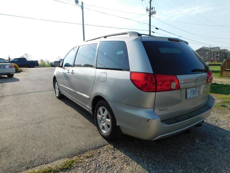 Toyota Sienna XLE FWD 2009