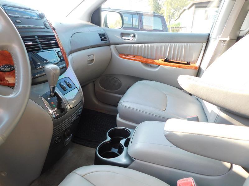 Toyota Sienna XLE FWD 2009