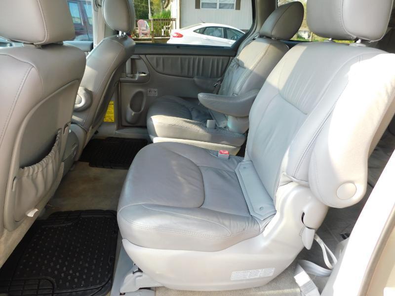 Toyota Sienna XLE FWD 2009
