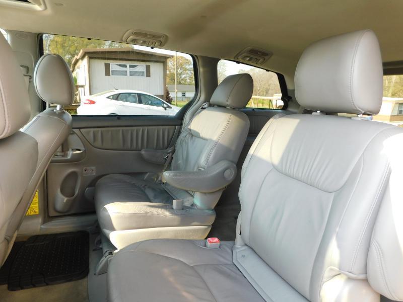 Toyota Sienna XLE FWD 2009