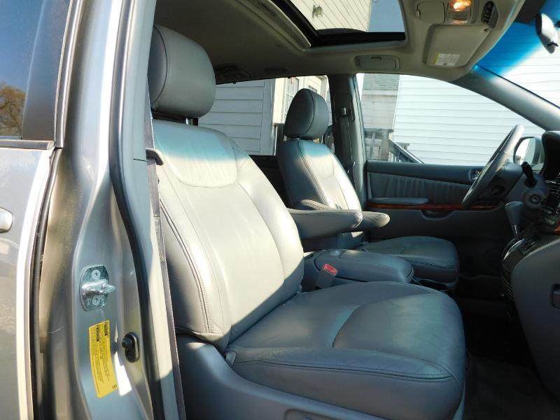 Toyota Sienna XLE FWD 2009