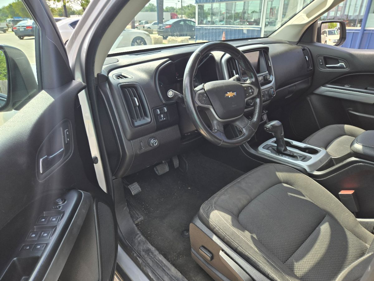 2017 Chevrolet Colorado LT photo 2
