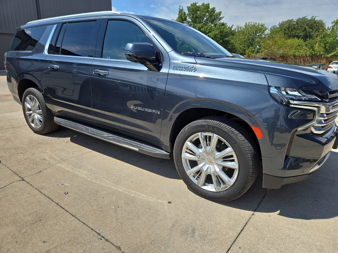 2021 Chevrolet Suburban High Country photo 2