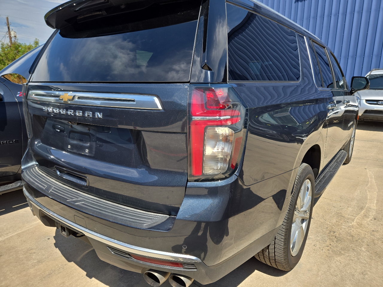 2021 Chevrolet Suburban High Country photo 3