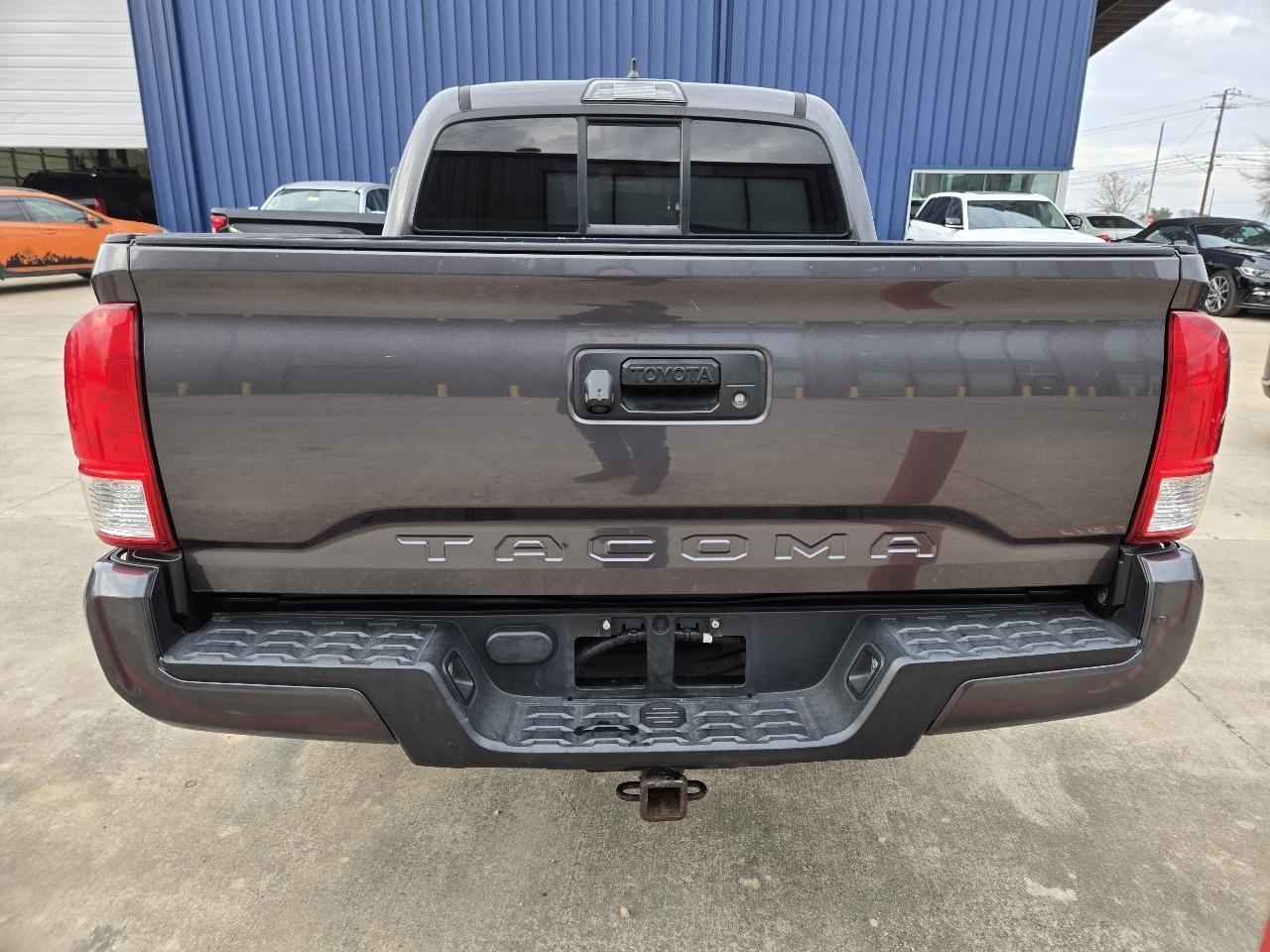 Toyota Tacoma SR5 Double Cab 5' Bed I4 4x2 AT (Natl) 2017