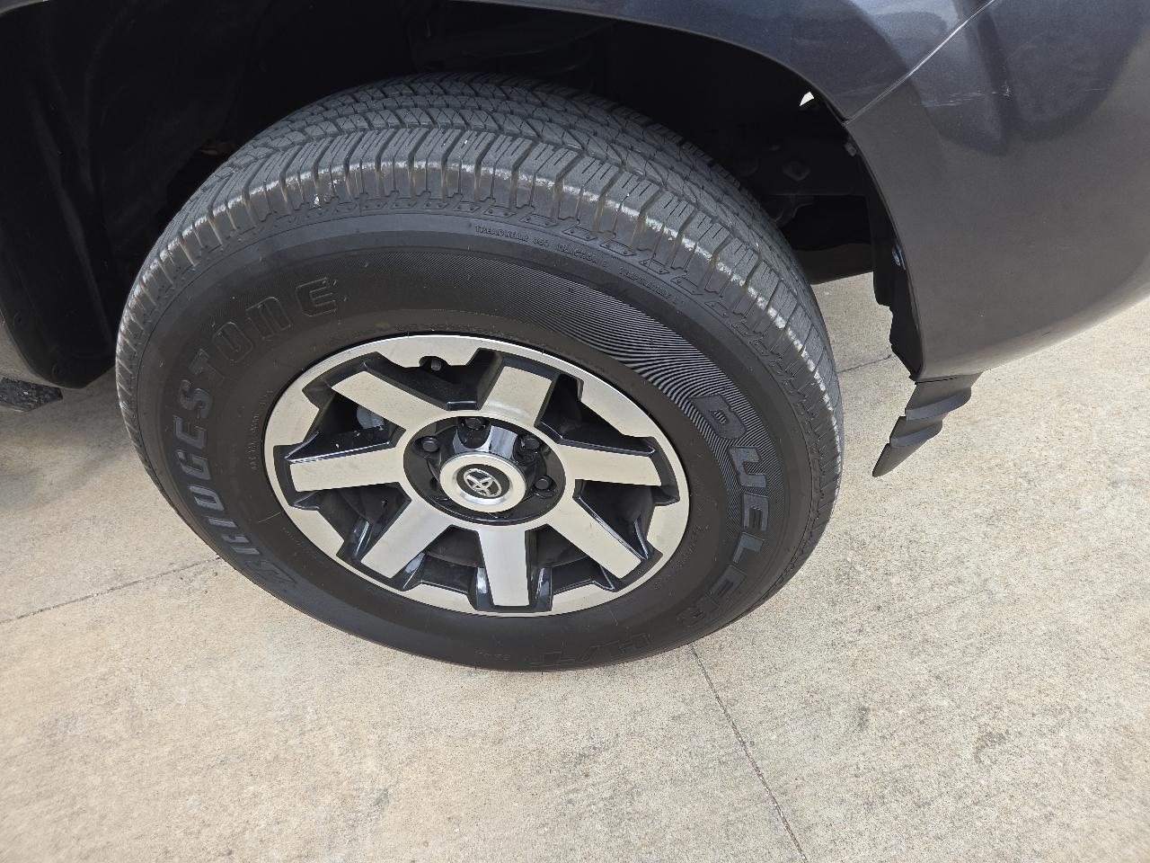 Toyota Tacoma SR5 Double Cab 5' Bed I4 4x2 AT (Natl) 2017