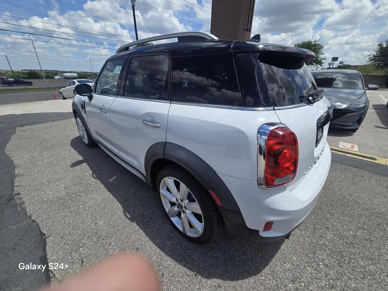 View vehicle photo 4