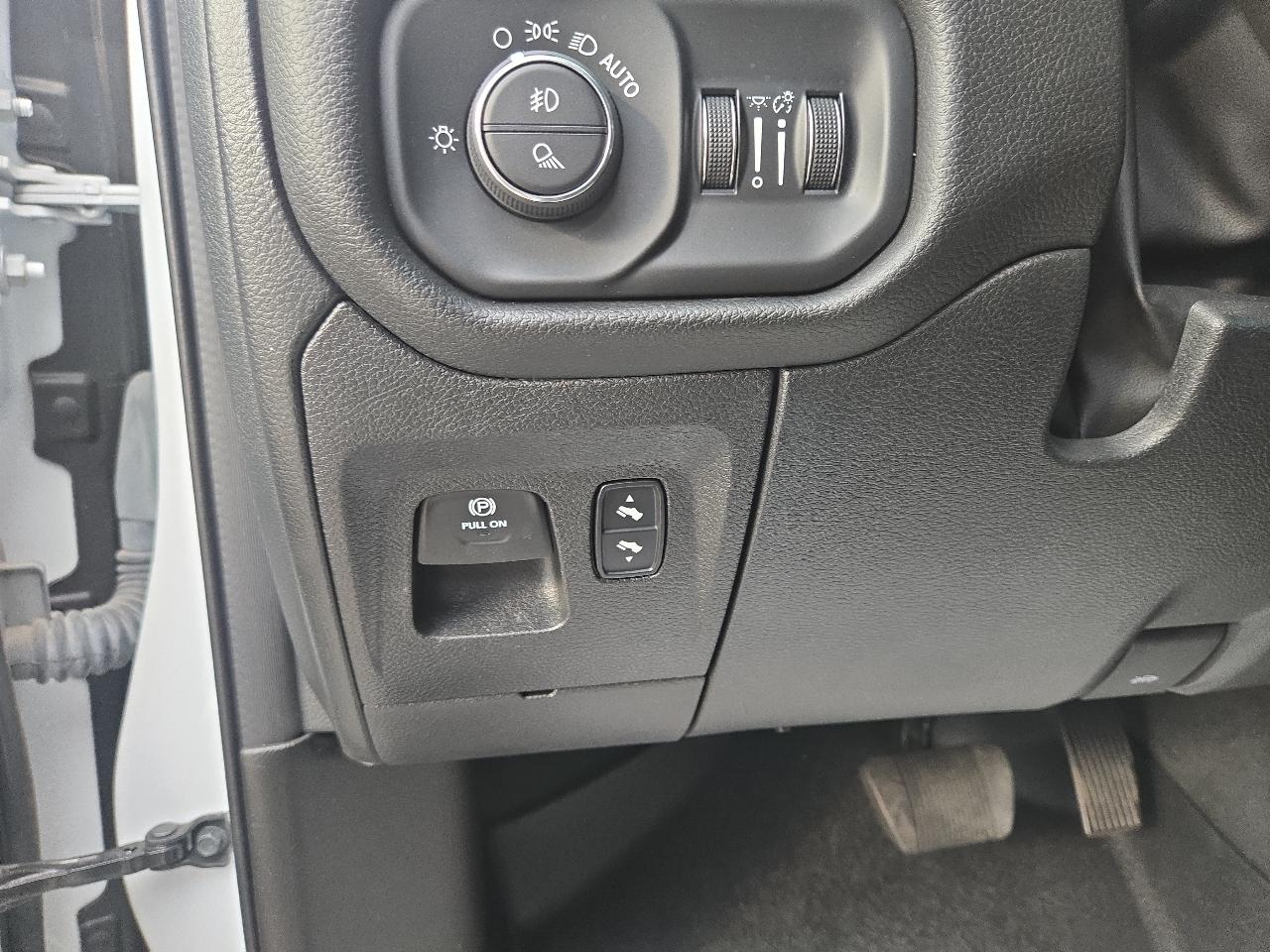 RAM 1500 Laramie 4x4 Crew Cab 5'7" Box 2023