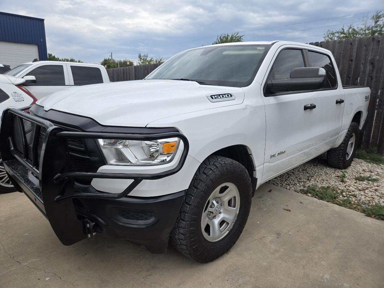 RAM 1500 4WD Crew Cab 140.5" Express 2020