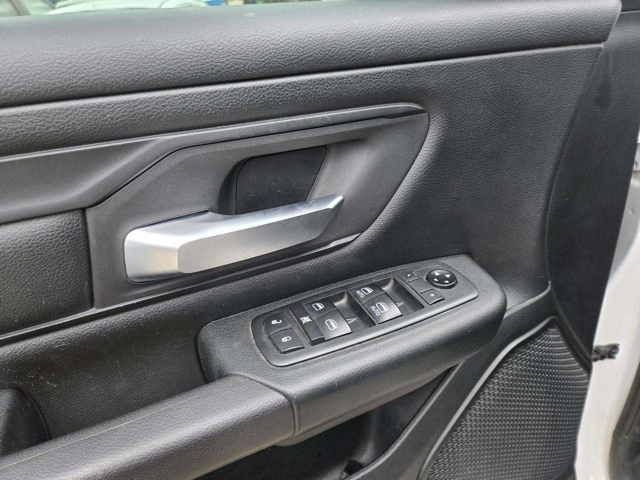 RAM 1500 4WD Crew Cab 140.5" Express 2020