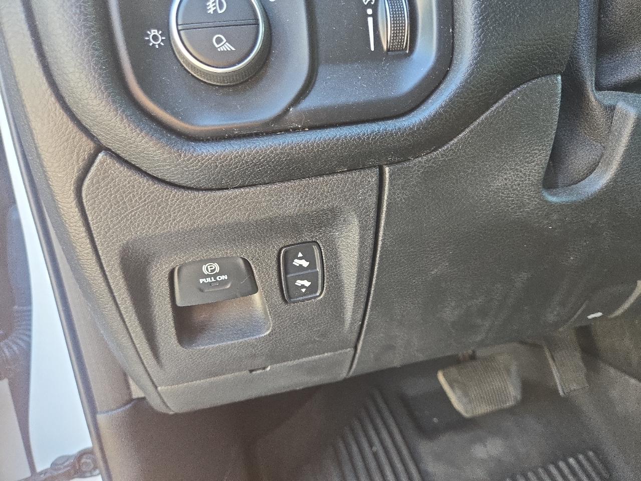 RAM 1500 Big Horn 4x2 Crew Cab 5'7" Box 2021