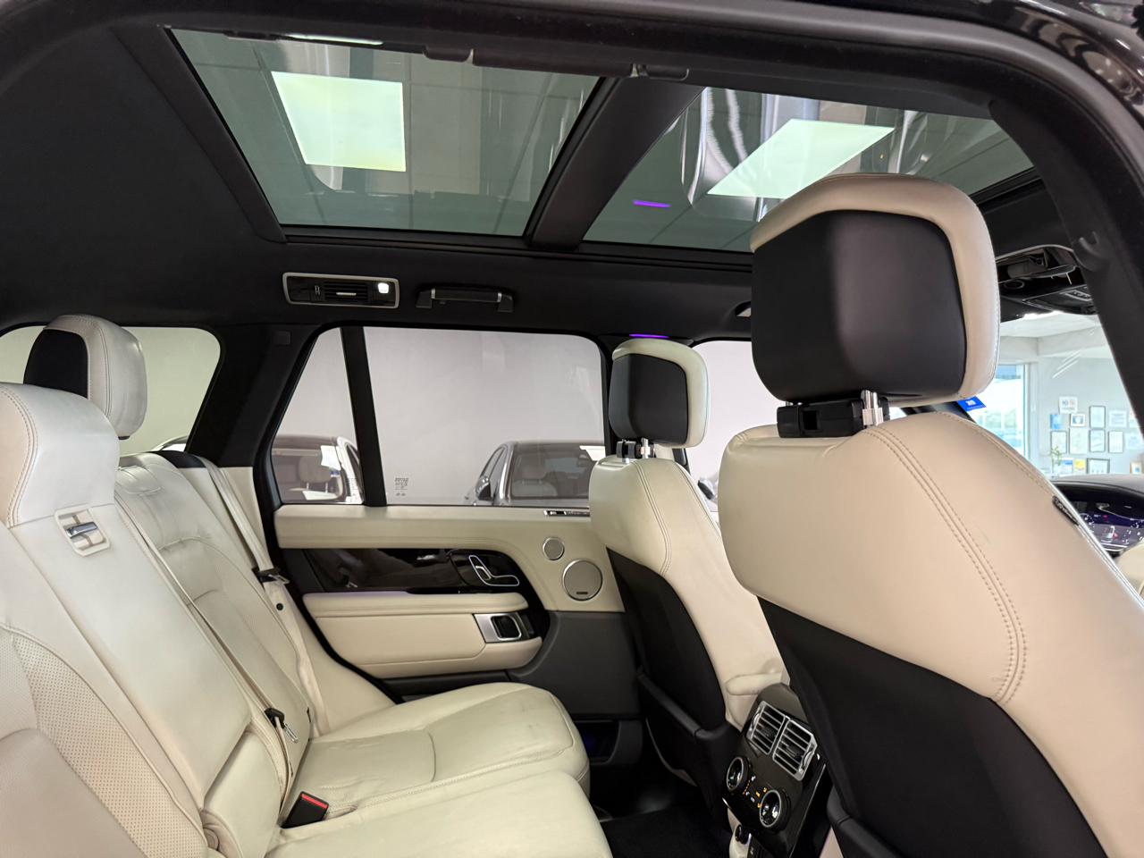2019 Land Rover Range Rover HSE photo 24