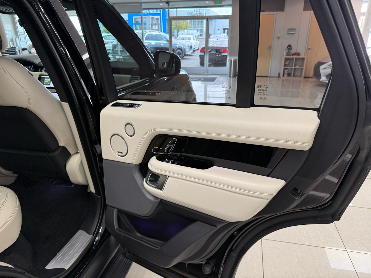 2019 Land Rover Range Rover HSE photo 22