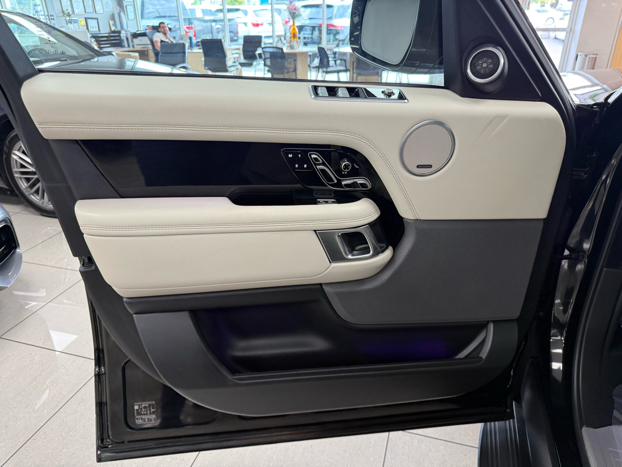 2019 Land Rover Range Rover HSE photo 9