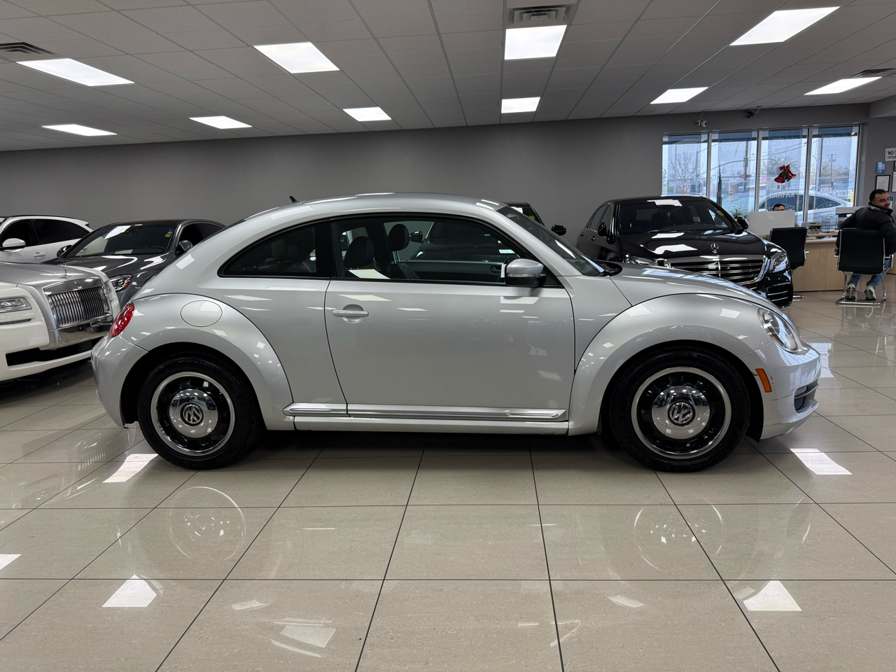Volkswagen Beetle 2.5L w/Sunroof Sound & Nav 2012