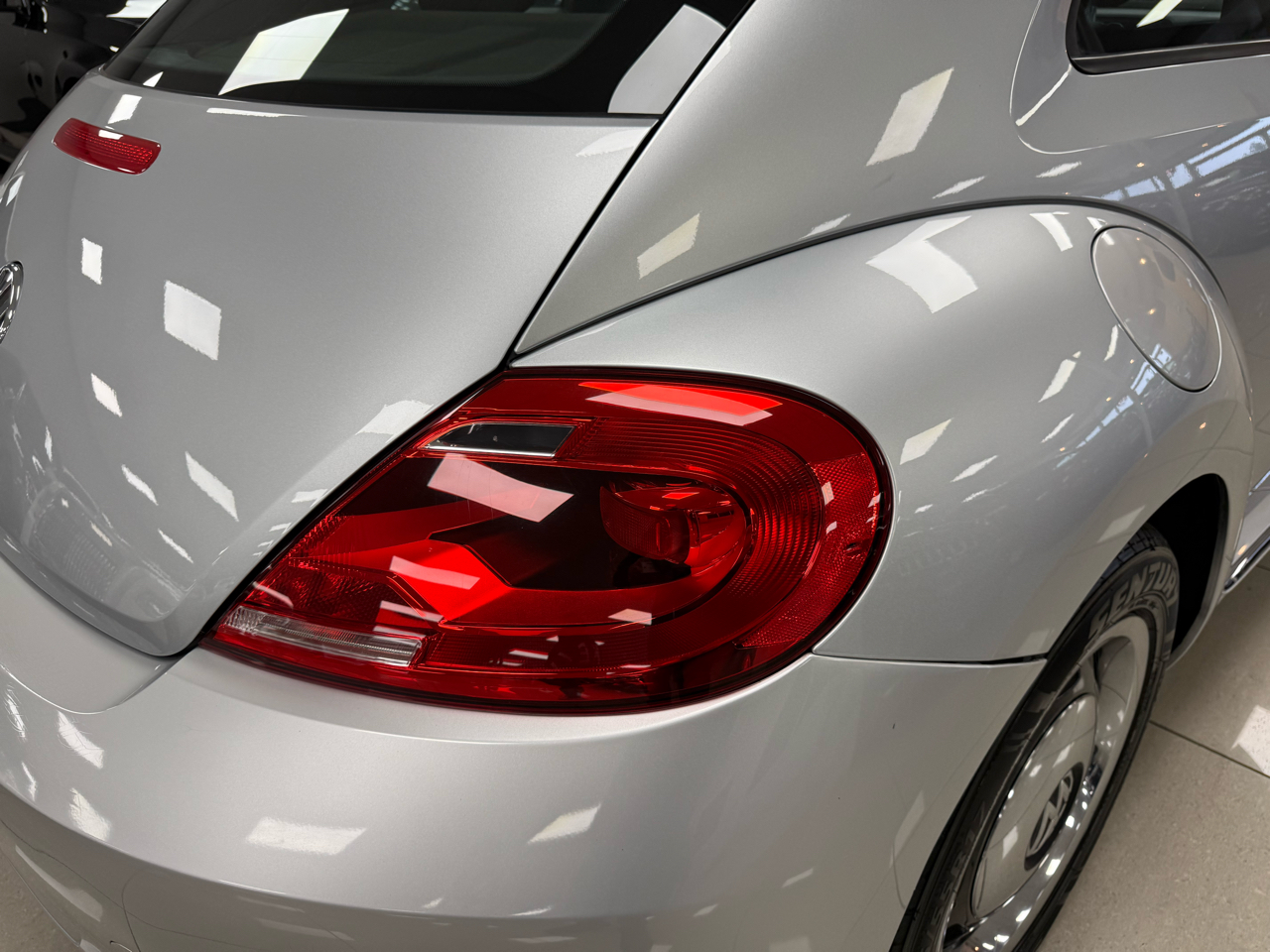 Volkswagen Beetle 2.5L w/Sunroof Sound & Nav 2012