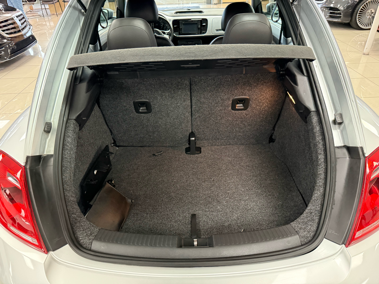 Volkswagen Beetle 2.5L w/Sunroof Sound & Nav 2012