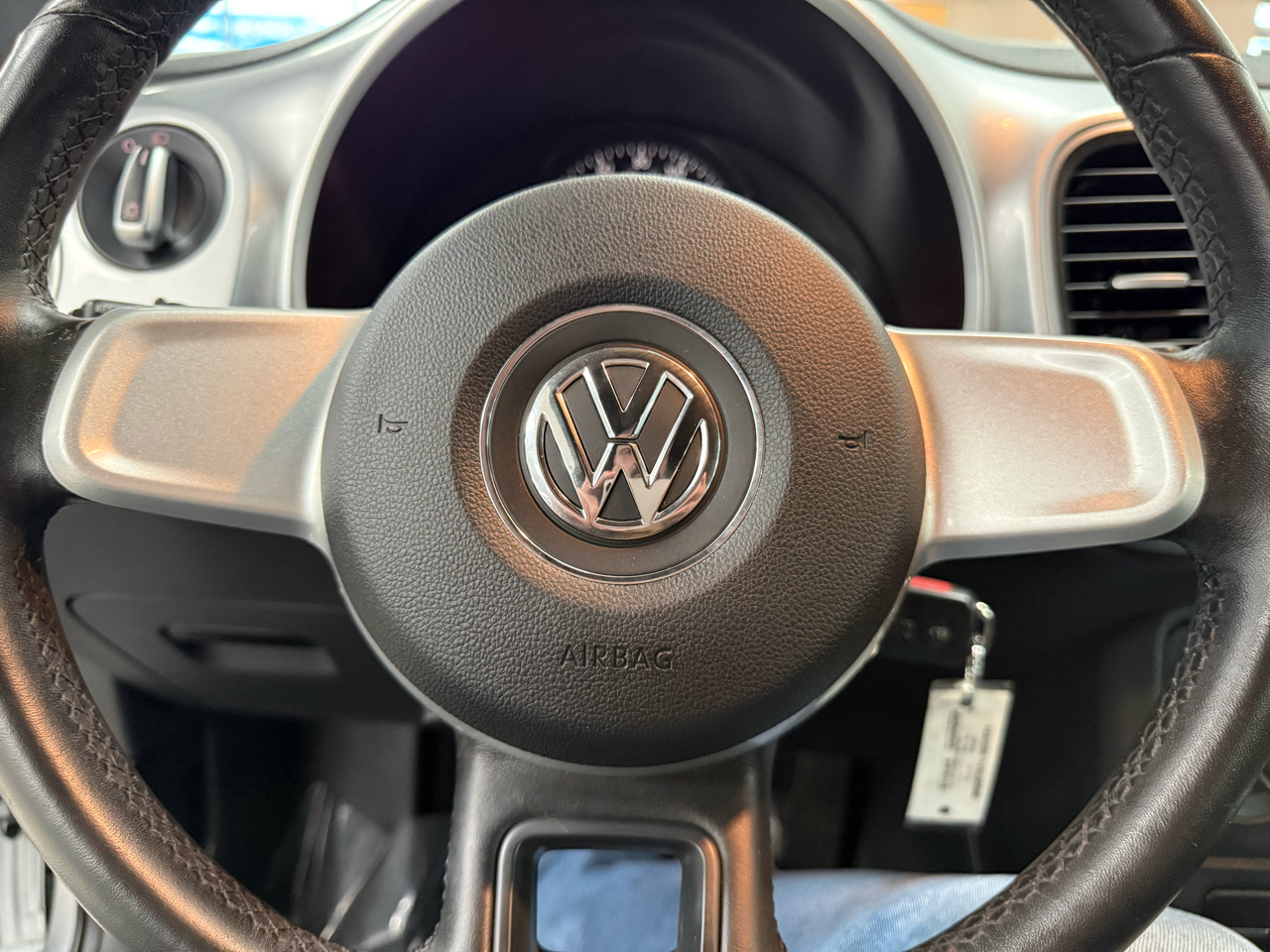 Volkswagen Beetle 2.5L w/Sunroof Sound & Nav 2012