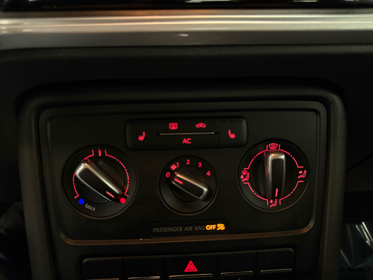 Volkswagen Beetle 2.5L w/Sunroof Sound & Nav 2012