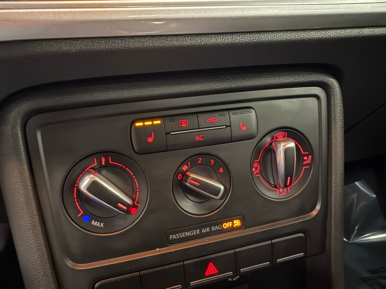 Volkswagen Beetle 2.5L w/Sunroof Sound & Nav 2012