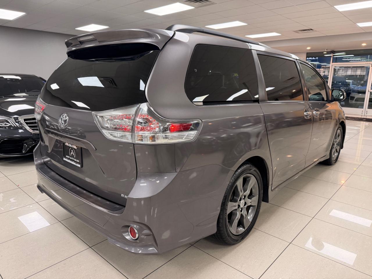 Toyota Sienna SE FWD 8-Passenger FWD V6 2016
