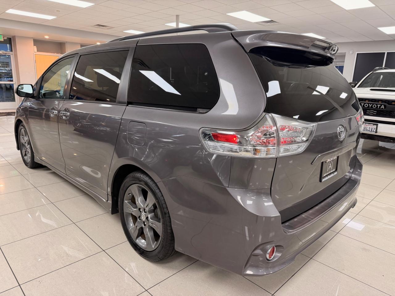 Toyota Sienna SE FWD 8-Passenger FWD V6 2016