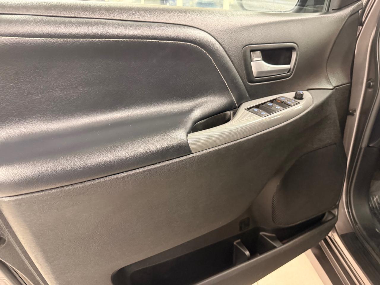 Toyota Sienna SE FWD 8-Passenger FWD V6 2016