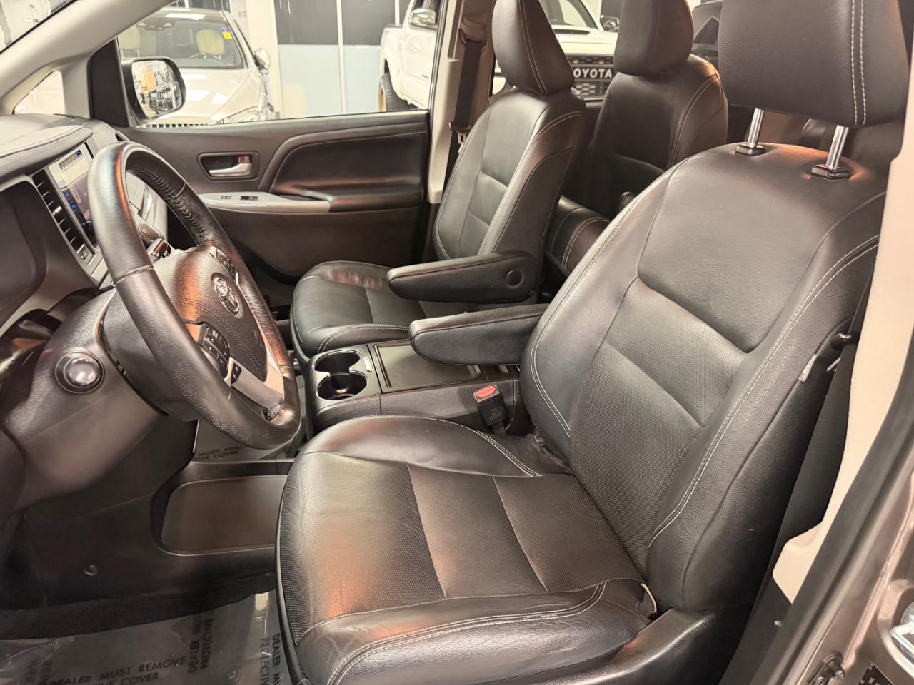 Toyota Sienna SE FWD 8-Passenger FWD V6 2016