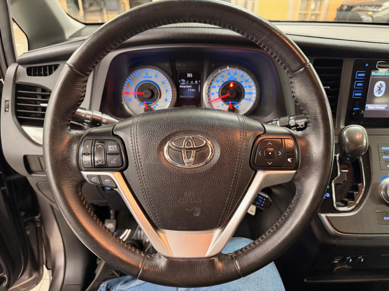 Toyota Sienna SE FWD 8-Passenger FWD V6 2016