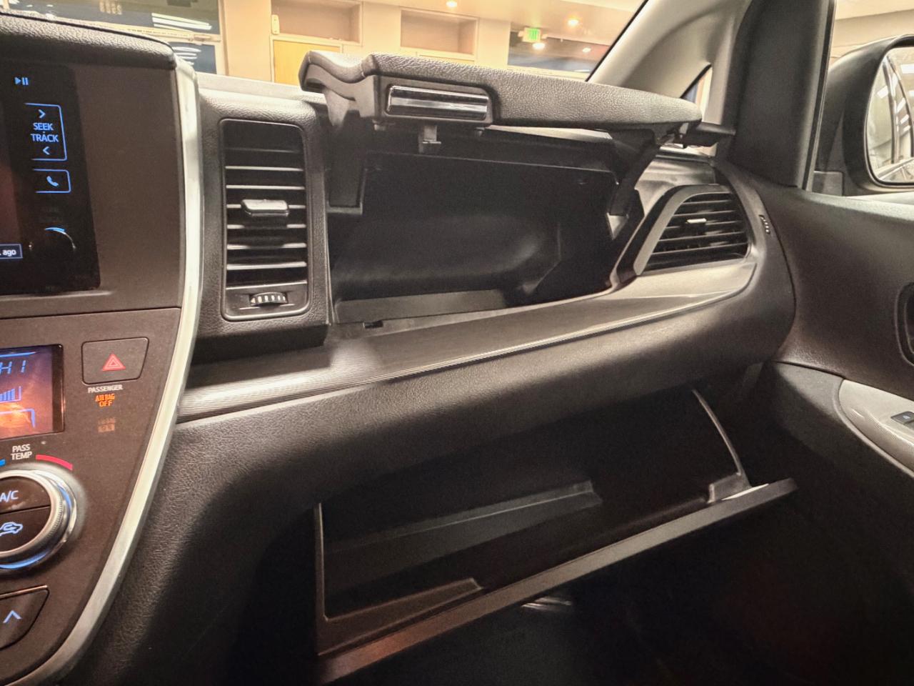 Toyota Sienna SE FWD 8-Passenger FWD V6 2016