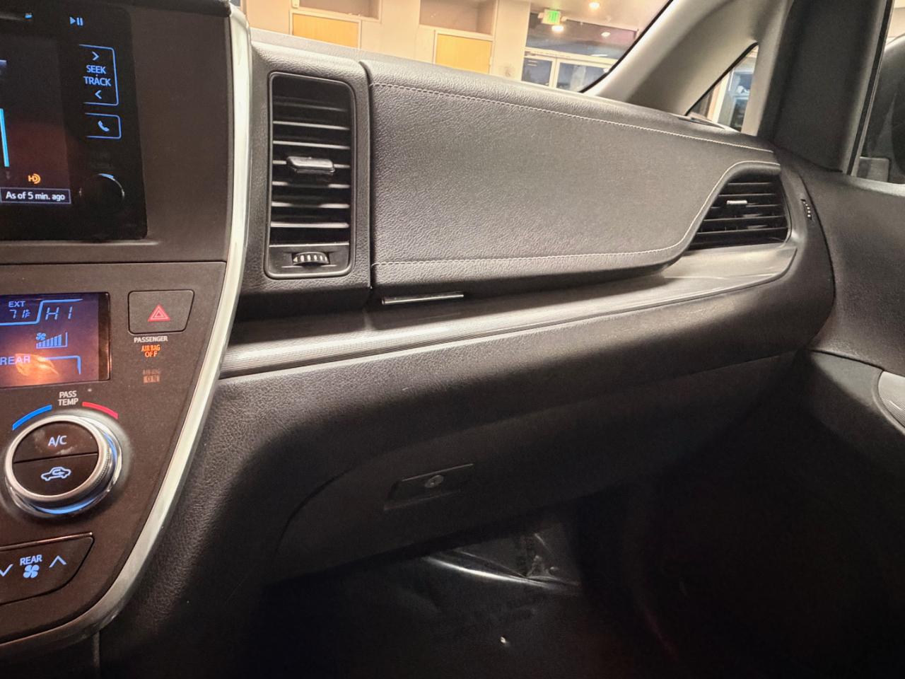 Toyota Sienna SE FWD 8-Passenger FWD V6 2016