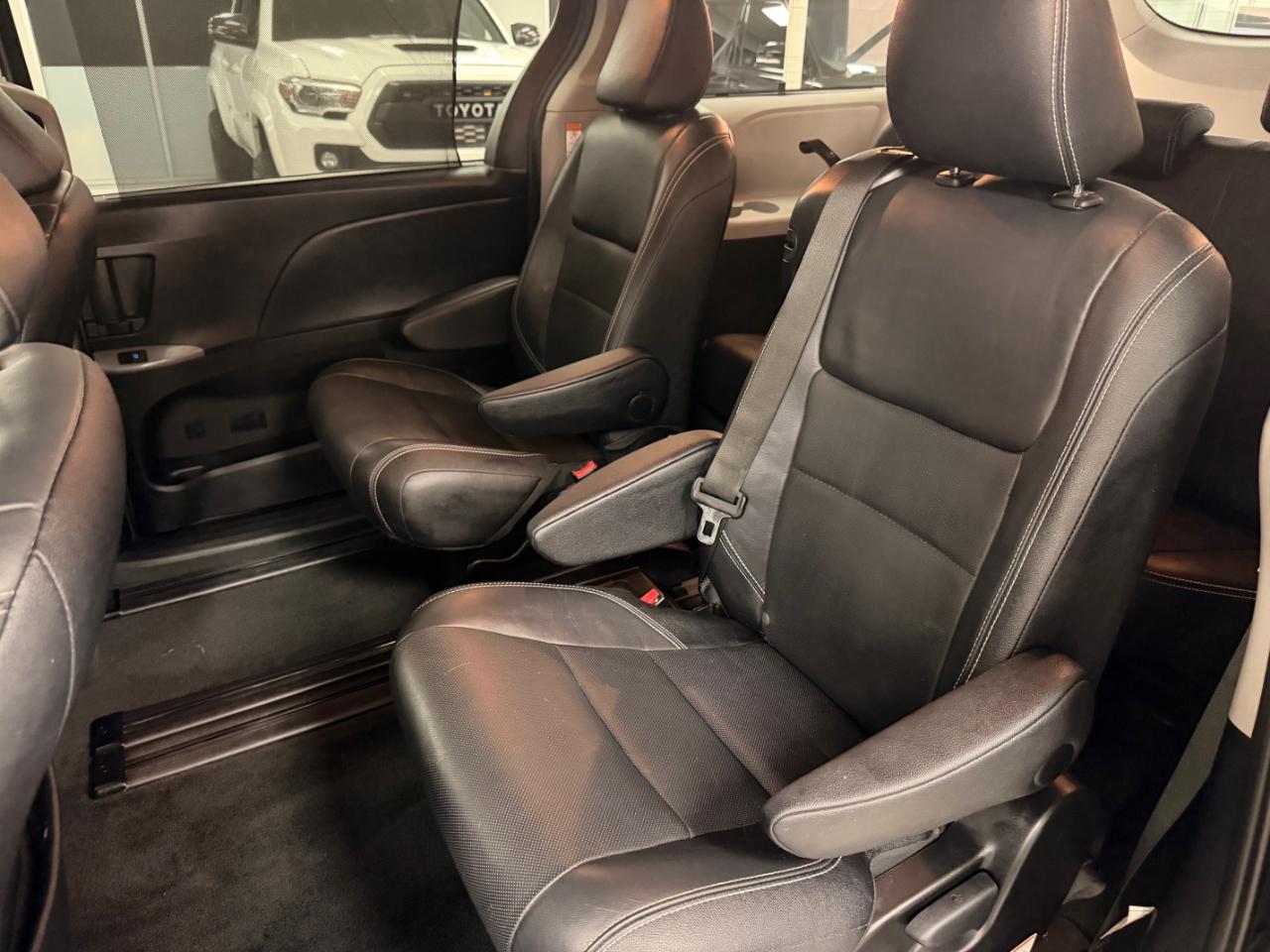 Toyota Sienna SE FWD 8-Passenger FWD V6 2016