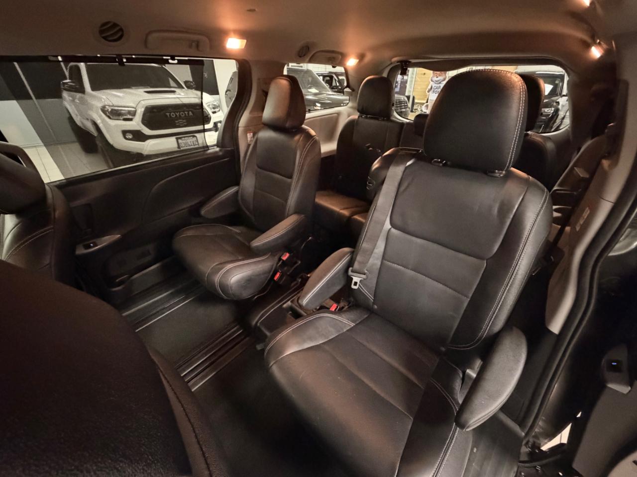 Toyota Sienna SE FWD 8-Passenger FWD V6 2016