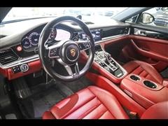 2018 Porsche Panamera 