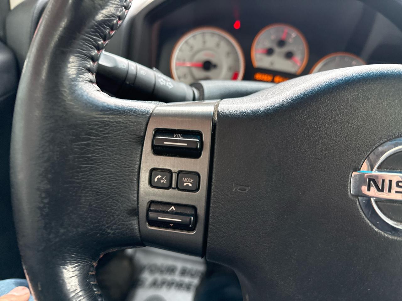 Nissan Titan SV Crew Cab 4WD 2012