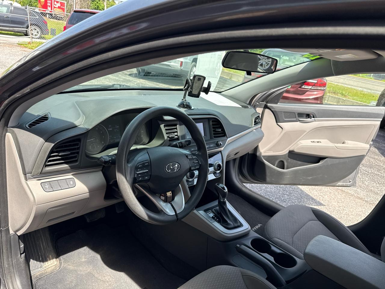 Hyundai Elantra SE 6AT 2019