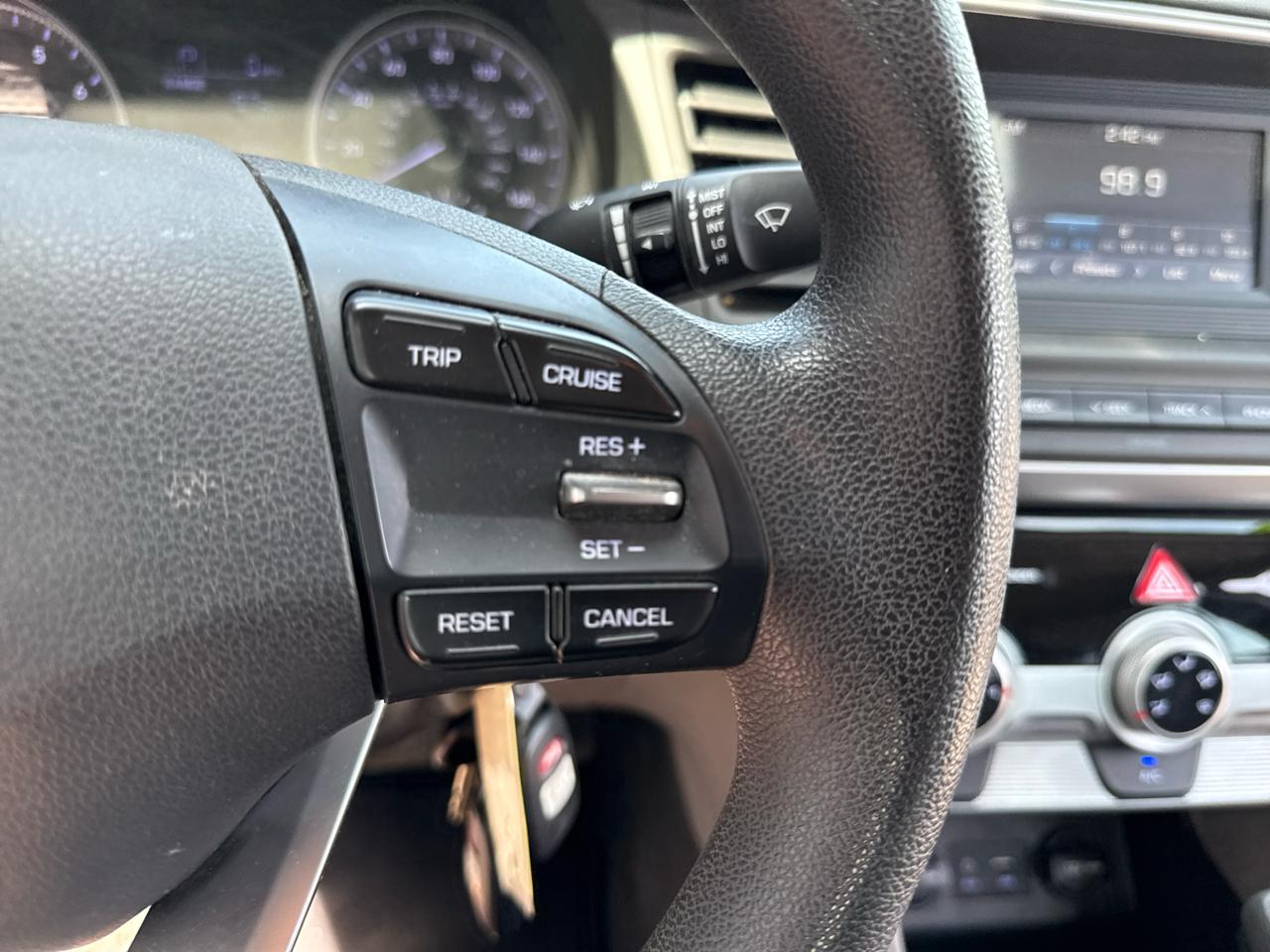 Hyundai Elantra SE 6AT 2019