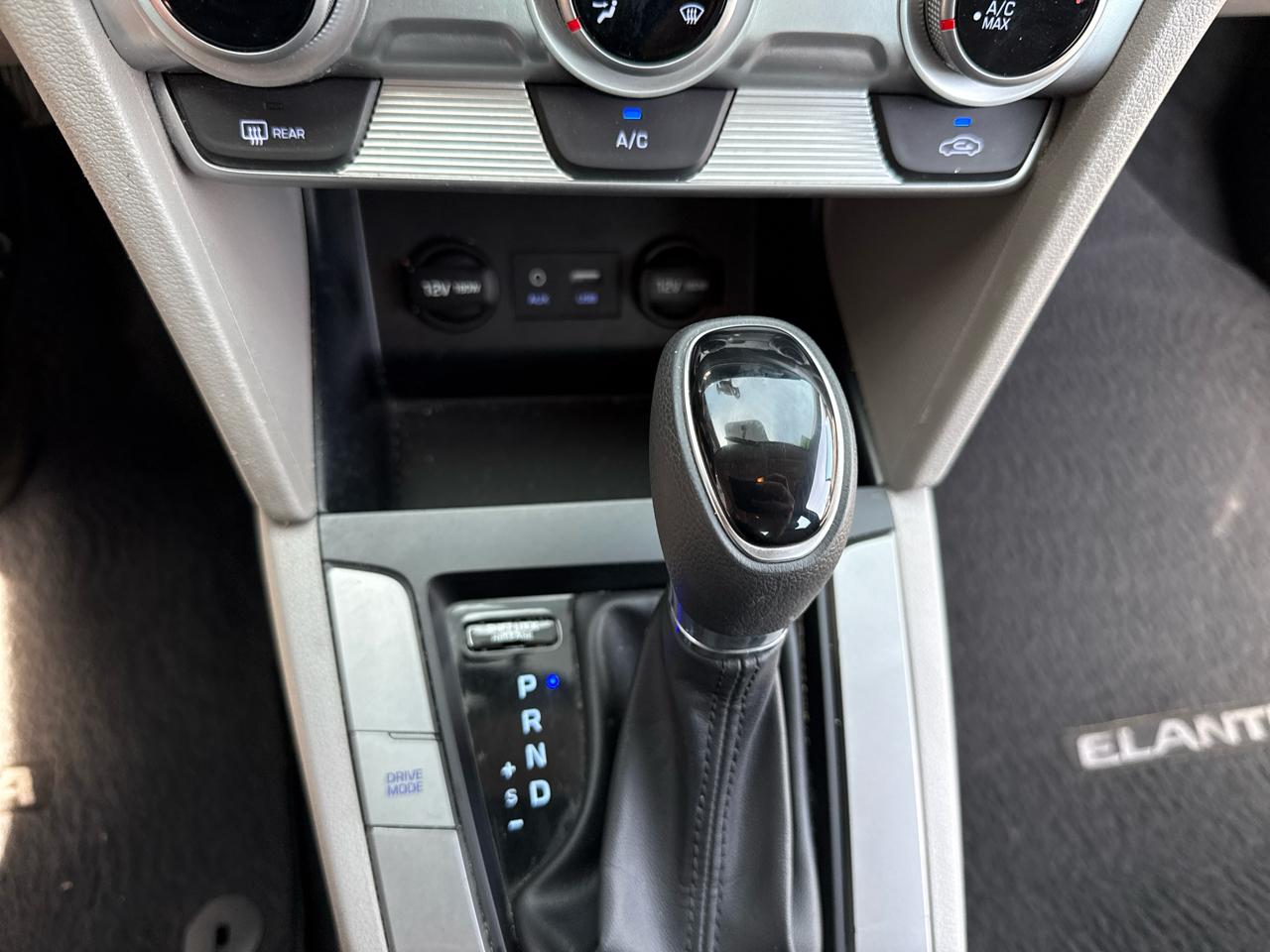 Hyundai Elantra SE 6AT 2019