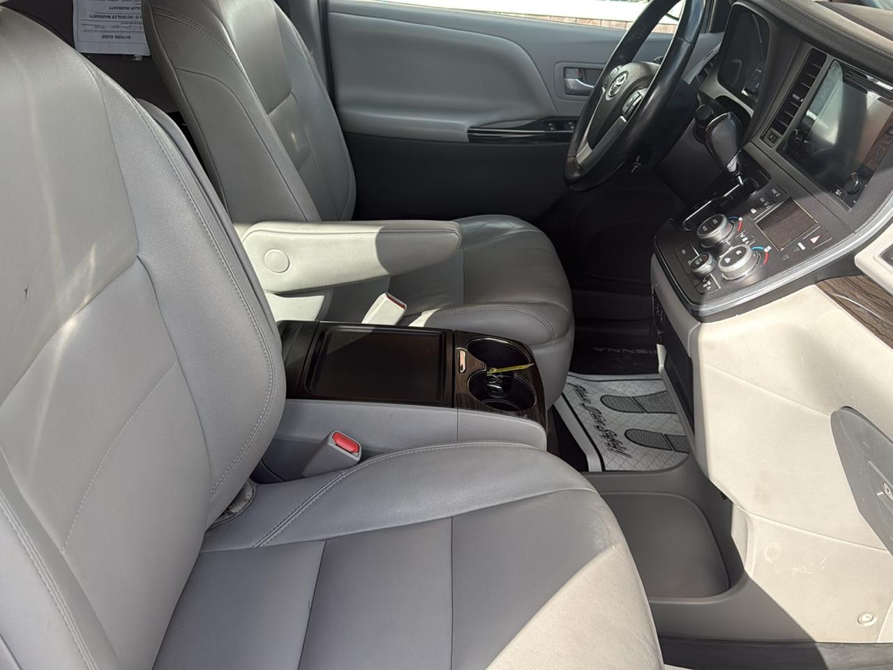 Toyota Sienna XLE 7-Passenger AWD 2017
