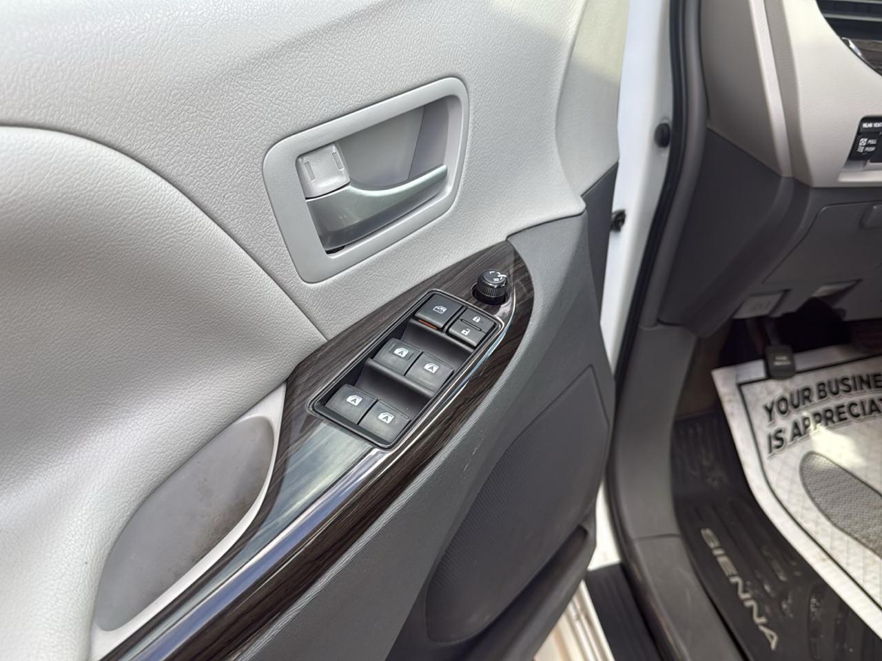 Toyota Sienna XLE 7-Passenger AWD 2017