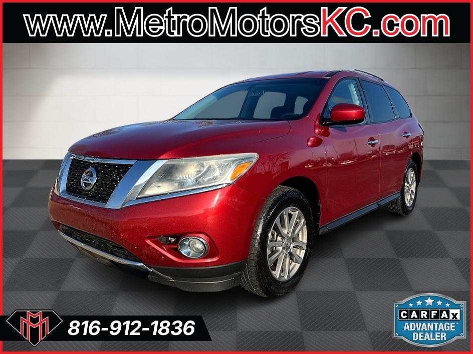 2016 Nissan Pathfinder SV's photo