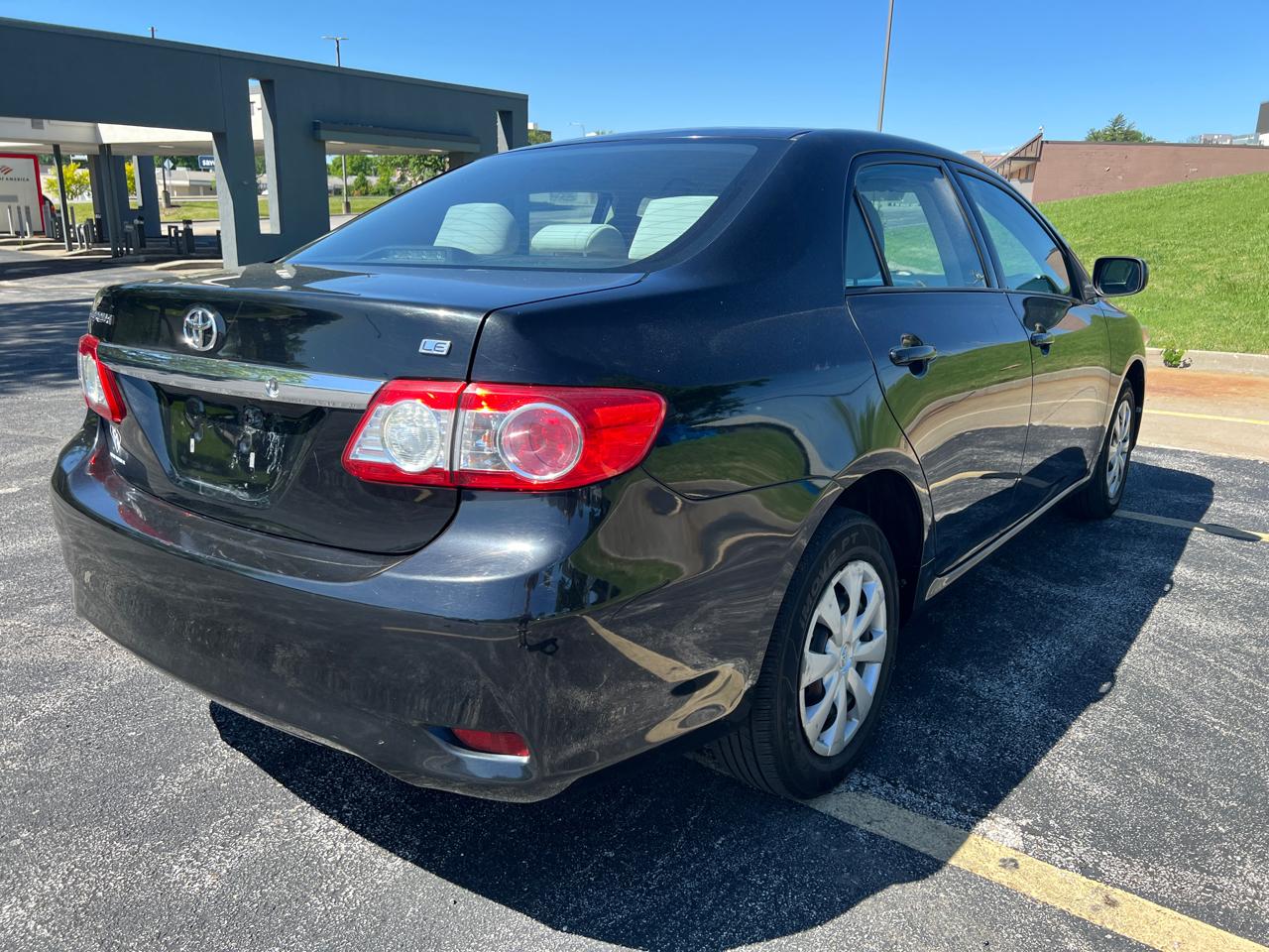 Toyota Corolla 4dr Sdn Auto LE (Natl) 2011