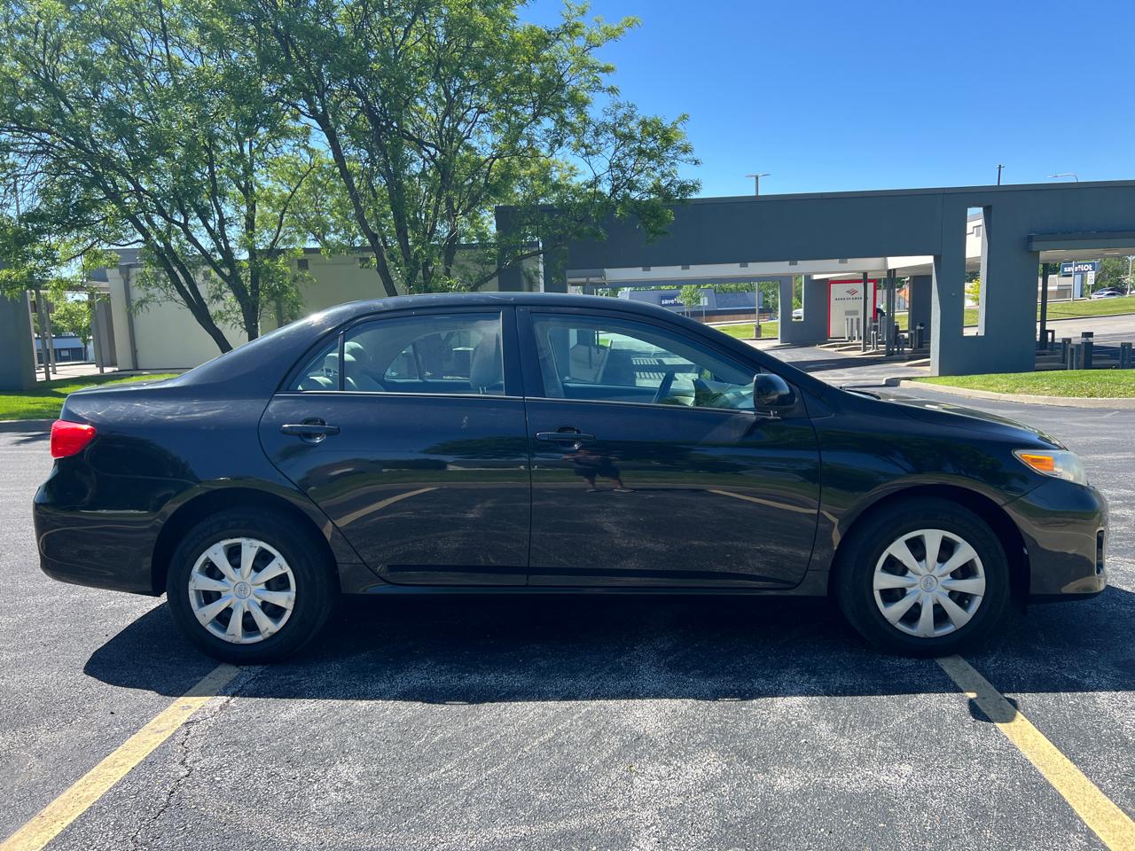Toyota Corolla 4dr Sdn Auto LE (Natl) 2011