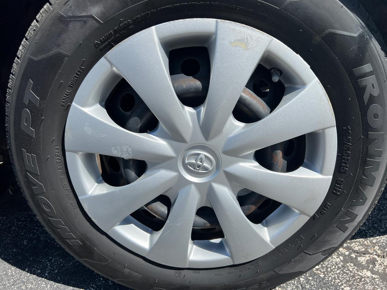 Toyota Corolla 4dr Sdn Auto LE (Natl) 2011