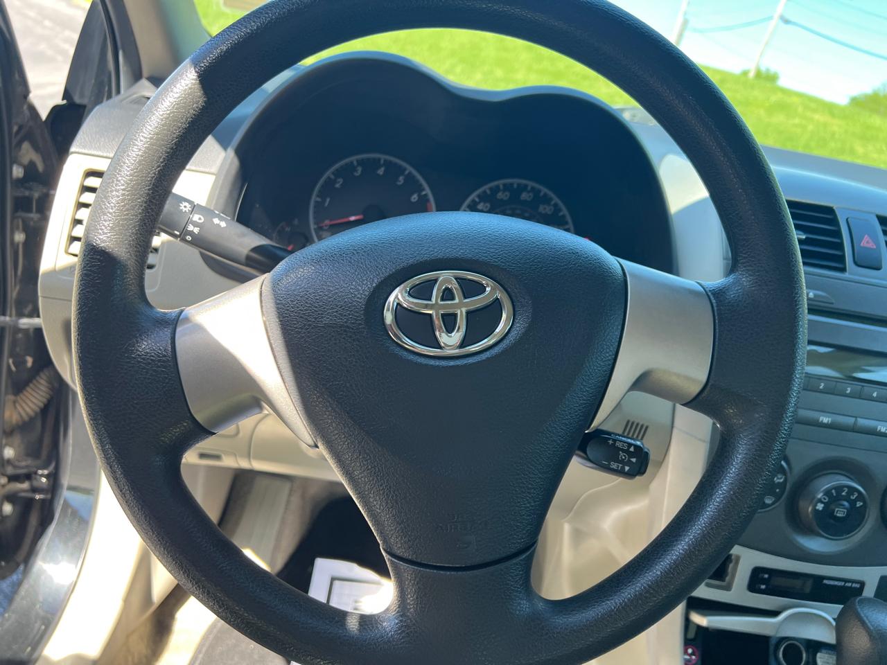 Toyota Corolla 4dr Sdn Auto LE (Natl) 2011